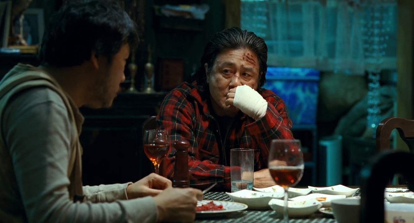 Kyung-chul and Tae-joo eat at the dinner table.